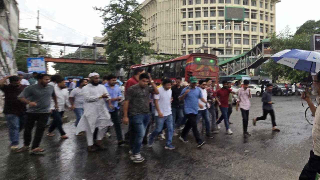 বৃষ্টি উপেক্ষা করে সাম্য হত্যার প্রতিবাদে শাহবাগে ছাত্রদলের অবস্থান