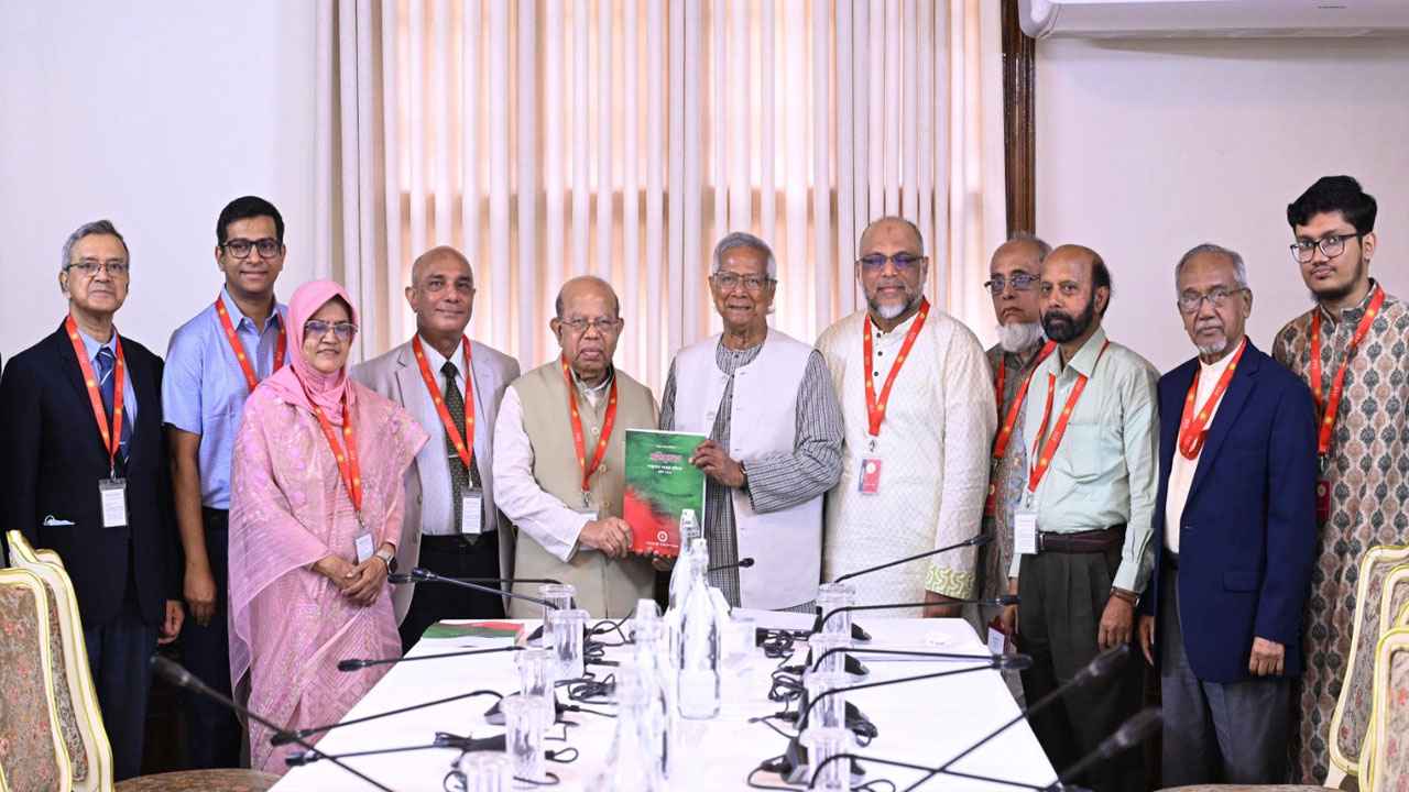 প্রধান উপদেষ্টার কাছে প্রতিবেদন জমা দিল স্বাস্থ্য সংস্কার কমিশন