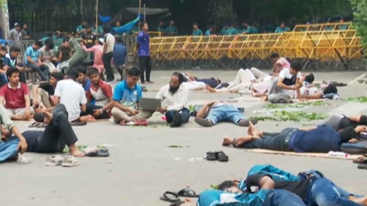 কাকরাইল মোড়ে শুয়ে-বসে জবি শিক্ষার্থীরা, লিখিত আশ্বাস ছাড়া ফিরবেন না