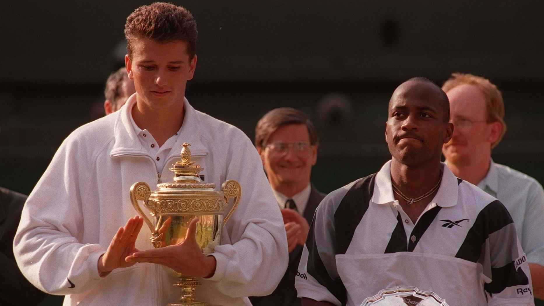 টেনিসের বিশ্বমঞ্চে নগ্ন তরুণীর দৌড়, এরপর যা হয়