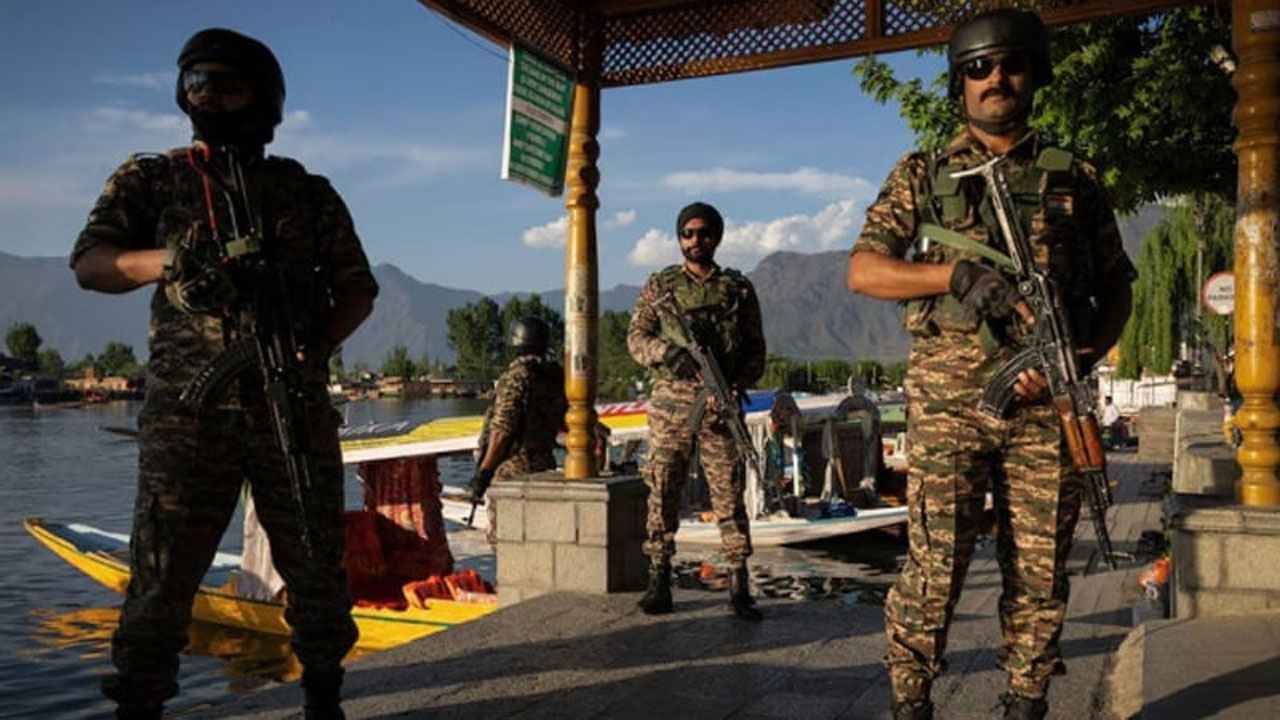 পাকিস্তানের তীব্র গোলাবর্ষণে ভারতীয় সেনা নিহত