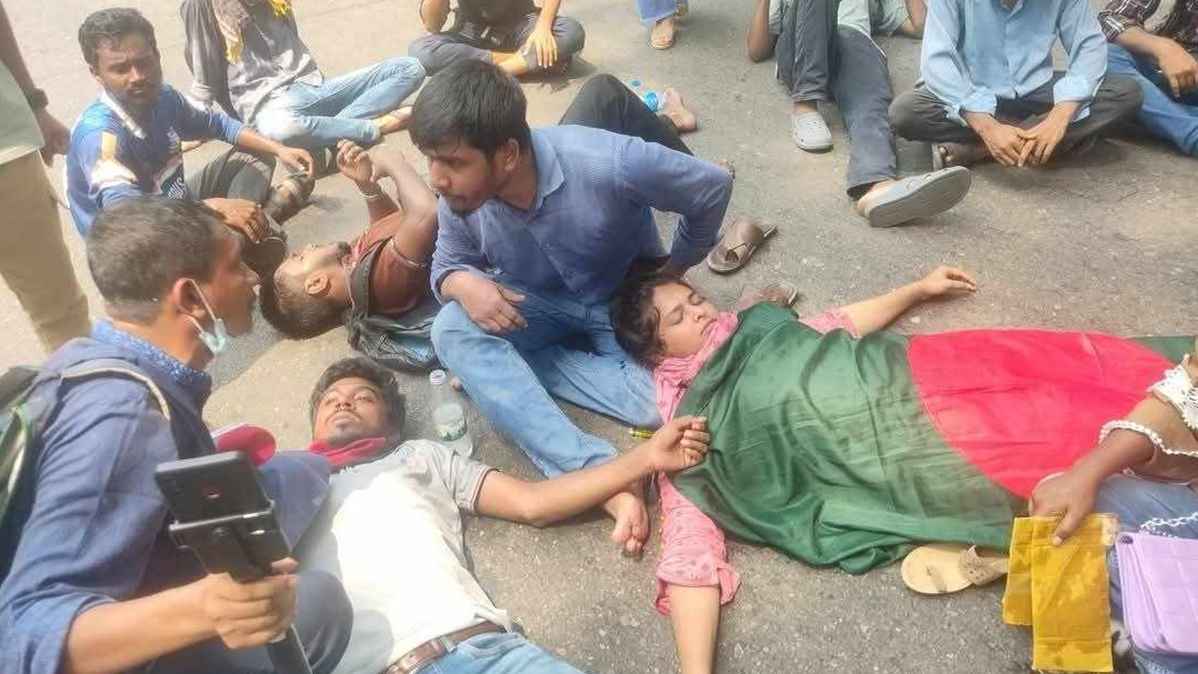 জবি শিক্ষার্থীদের ওপর পুলিশের লাঠিচার্জ-টিয়ারশেল, আহত অর্ধশত