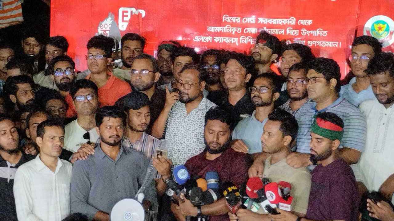 সকালে সমাবেশ, জুমার পর জবি শিক্ষক-শিক্ষার্থীদের গণঅনশন