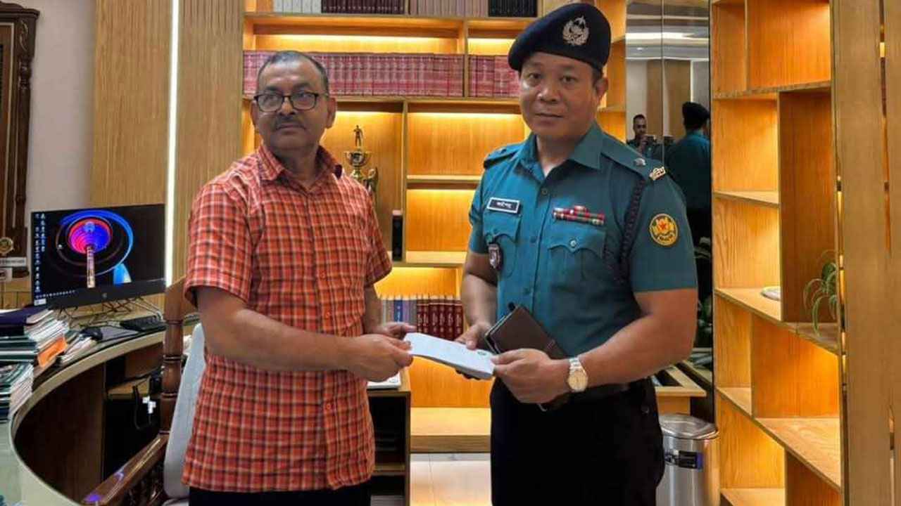 মব সামলিয়ে পুরস্কৃত ধানমন্ডি থানার ওসি