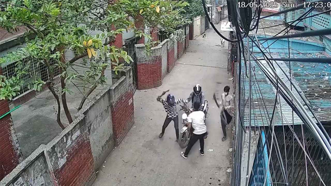 মগবাজারে দিনে-দুপুরে যুবককে কুপিয়ে ব্যাগ ছিনতাই, ভিডিও ভাইরাল