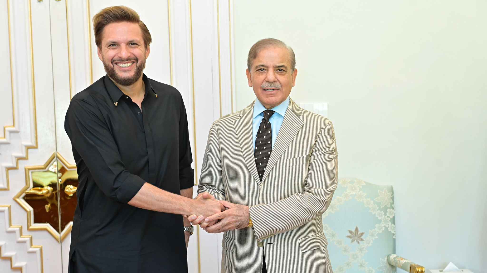 পাকিস্তানি প্রধানমন্ত্রীকে শুভেচ্ছা জানালেন শহিদ আফ্রিদি