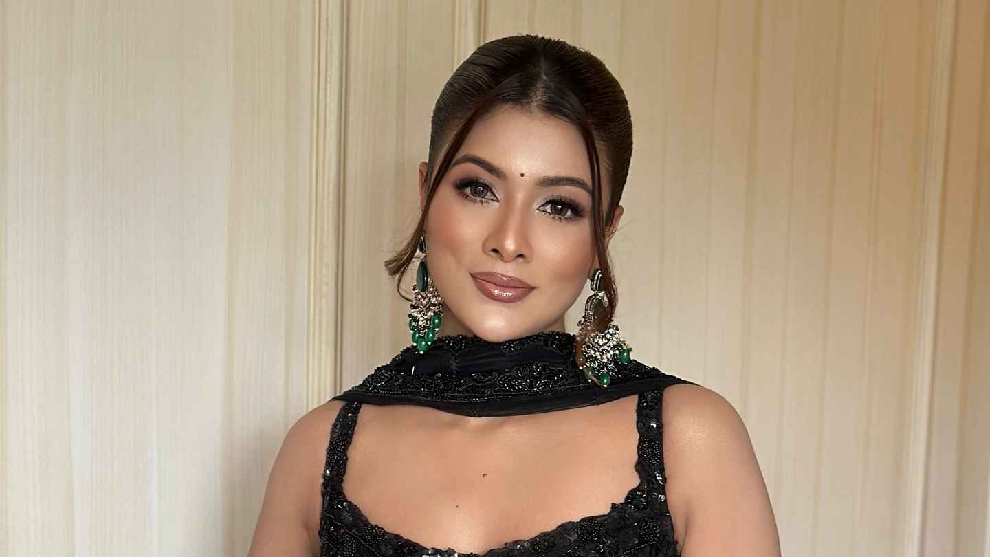 এবার আইটেম গানে টয়া