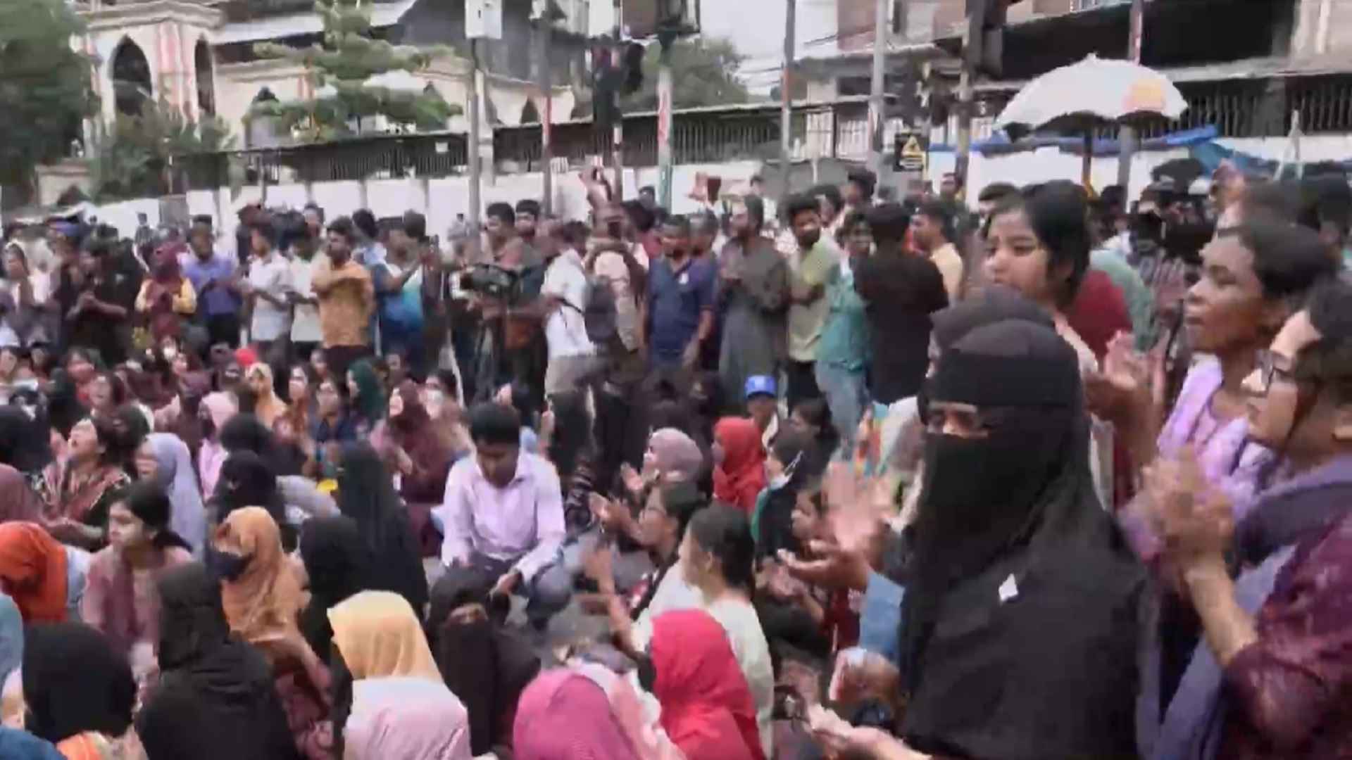 জগন্নাথ শিক্ষার্থীদের তিন দফা দাবি আদায়ে অনড় অবস্থান