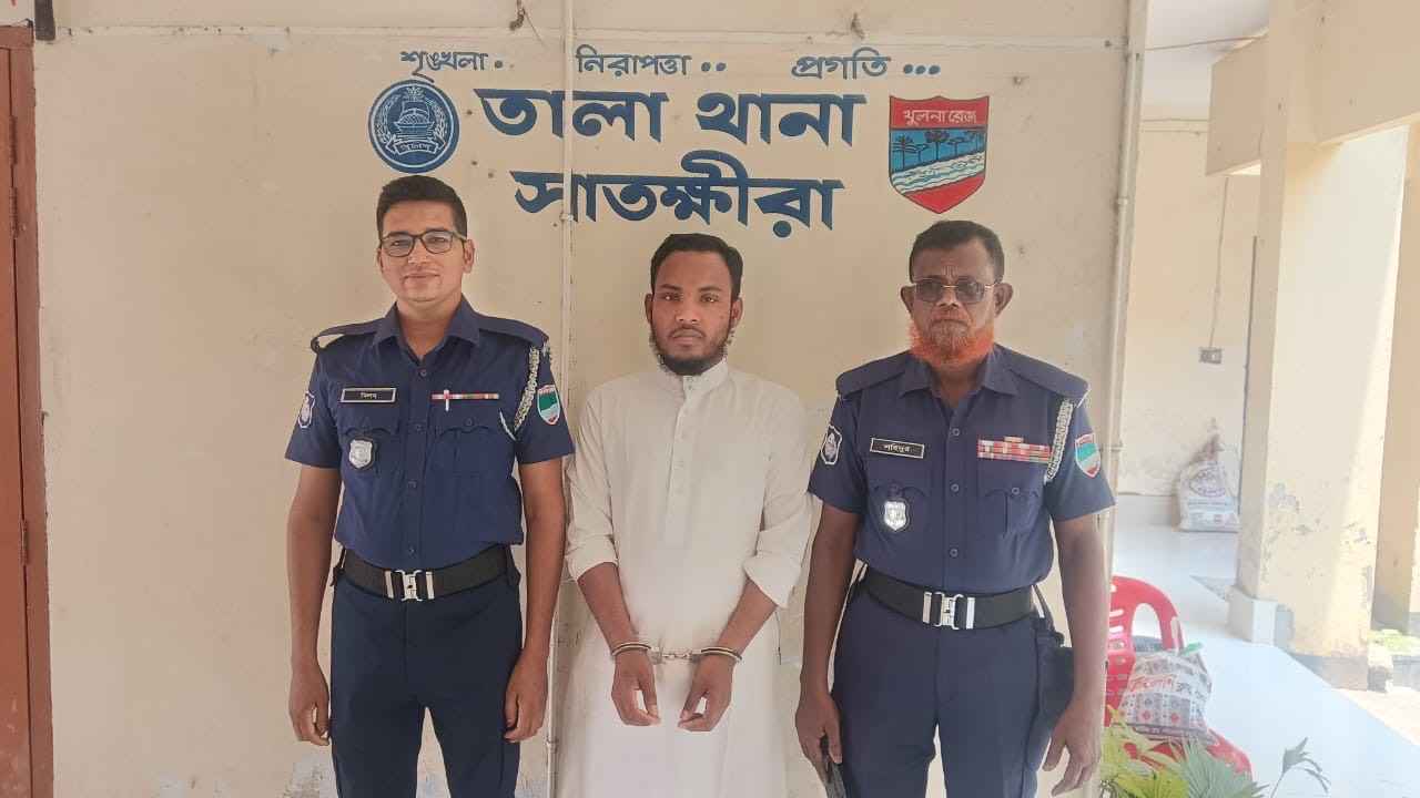গাঁয়ে আগুন লাগিয়ে কলেজছাত্রীর আত্মহত্যা, প্রেমিক মসজিদের ইমাম গ্রেফতার