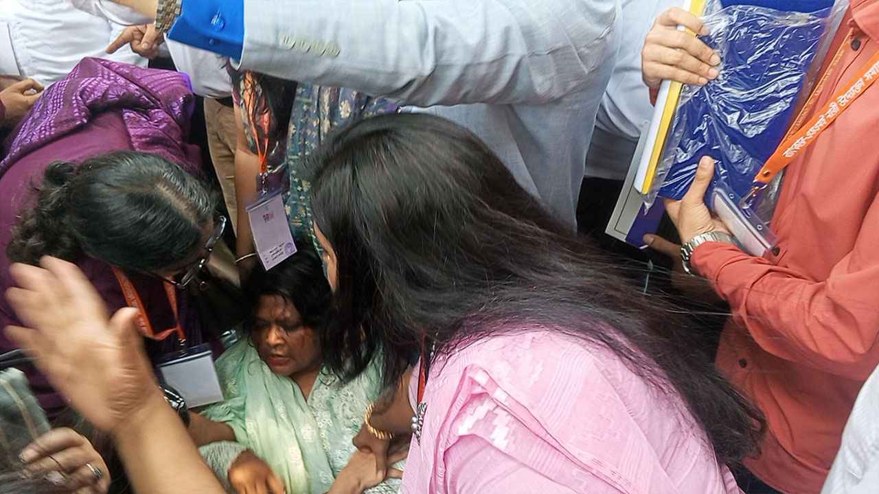 গভর্নরের গাড়ির সামনে শুয়ে পড়লেন ব্র্যাক ব্যাংকের চাকরিচ্যুত কর্মীরা