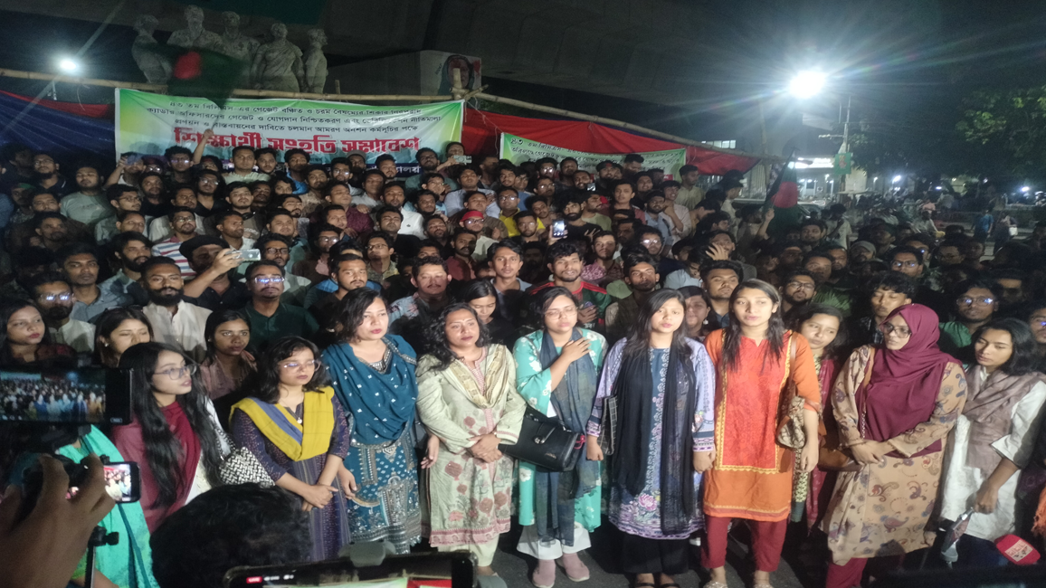 রাজু ভাস্কর্যে সম্মিলিতভাবে জাতীয় সঙ্গীত গাইলেন শিক্ষার্থীরা