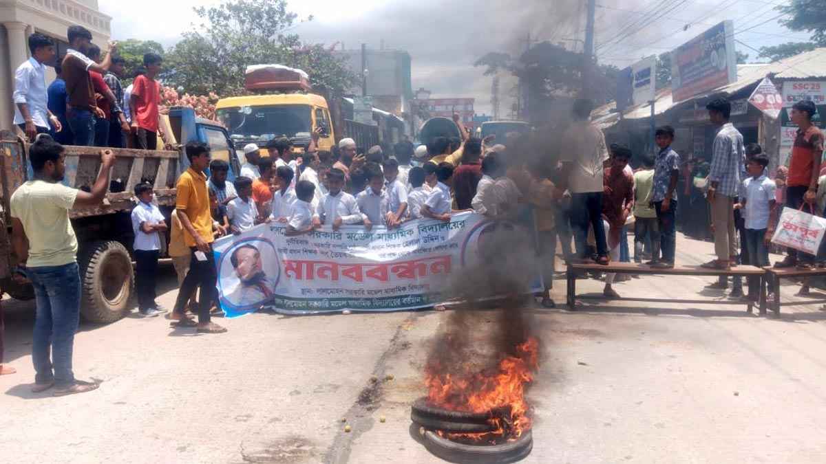 ভোলায় ২ শিক্ষকের পদত্যাগের দাবিতে শিক্ষার্থীদের বিক্ষোভ