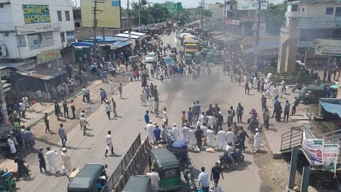 চট্টগ্রামে মাওলানা রইস হত্যা: বিচার দাবিতে সড়ক অবরোধ, টিয়ারশেল নিক্ষেপ