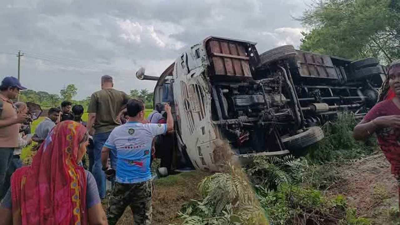 উল্টে গেল বাস, বড় বিপদ থেকে রক্ষা পেলেন ৩৫ সাংবাদিক