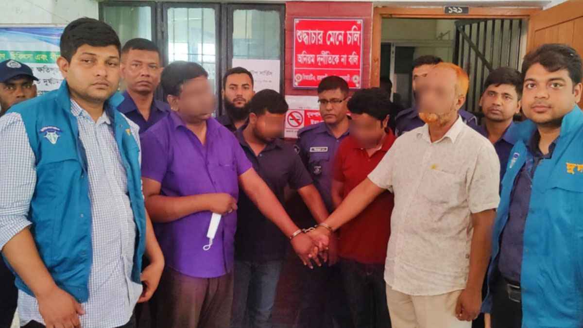 রাজবাড়ী বিআরটিএতে দুদকের অভিযান, ৪ দালাল আটক