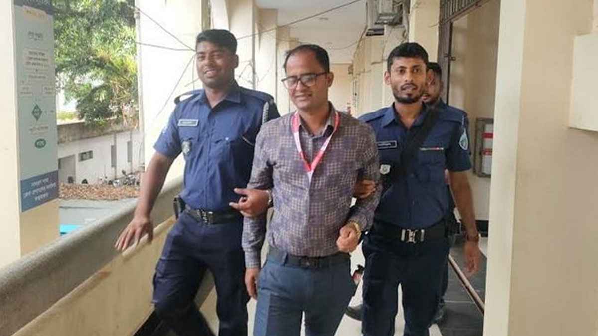 খাসজমি হাতিয়ে নিতে ডিসির স্বাক্ষর জালিয়াতি, প্রতারক আটক