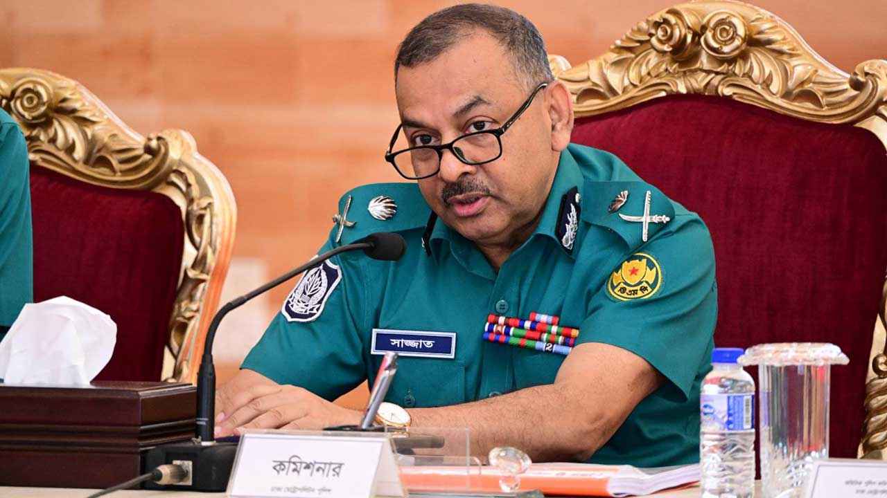 নিষিদ্ধ দলটির ব্যাপারে সর্বোচ্চ সতর্ক থাকতে হবে: ডিএমপি কমিশনার