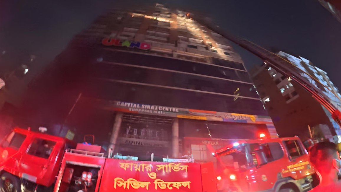 ট্রান্সমিটার থেকে আগুন: প্রত্যক্ষদর্শী ব্যবসায়ীরা বলছেন ভিন্ন কথা