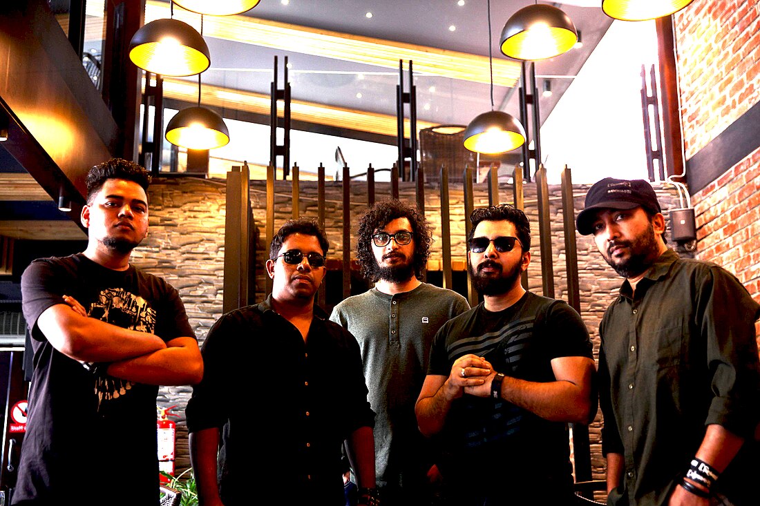 Group_photo_of_Shironamhin_band_members Group_photo_of_Shironamhin_band_members