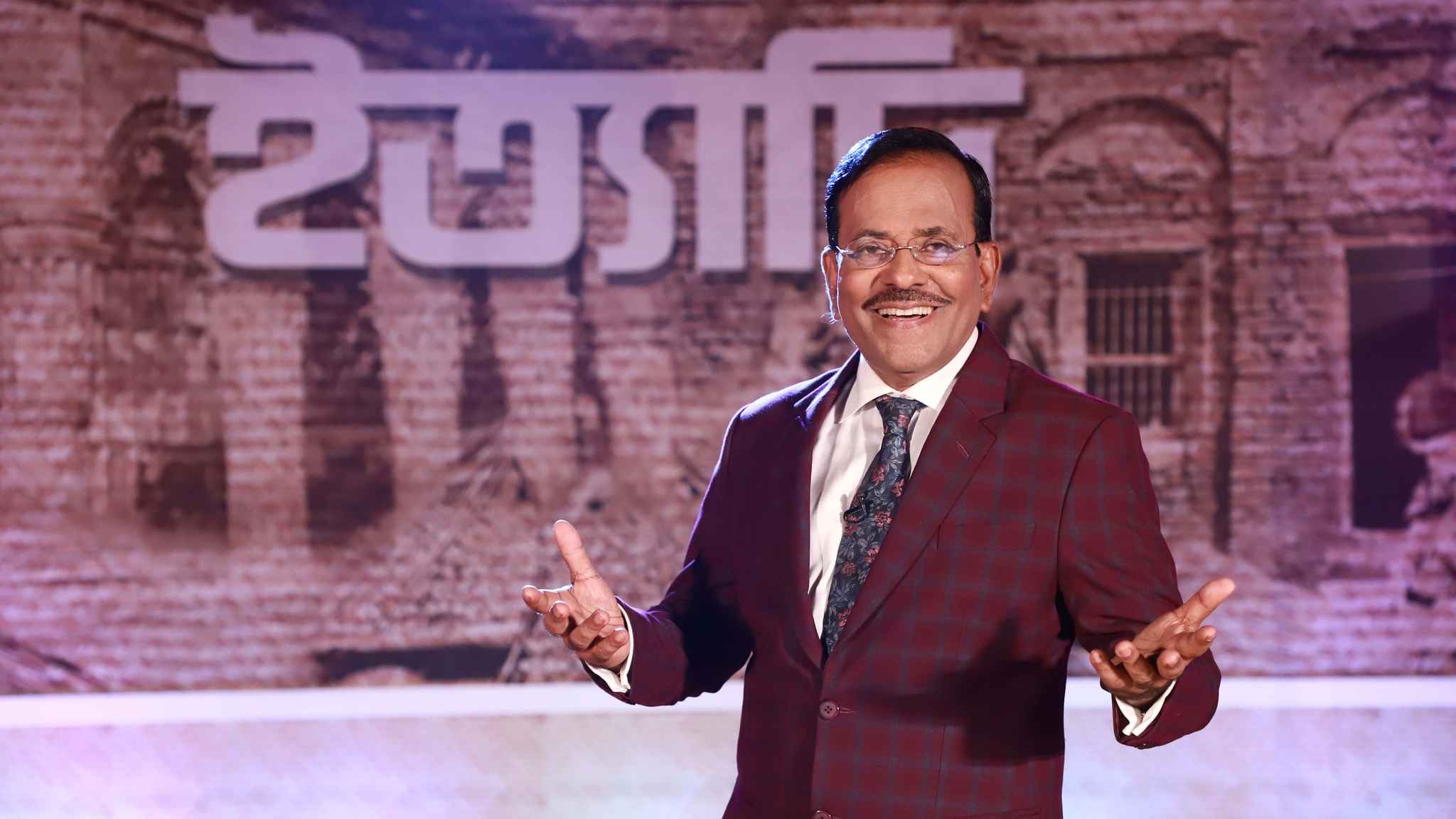 ঘূর্ণিঝড়ের কবলে হানিফ সংকেতের‘ইত্যাদি’