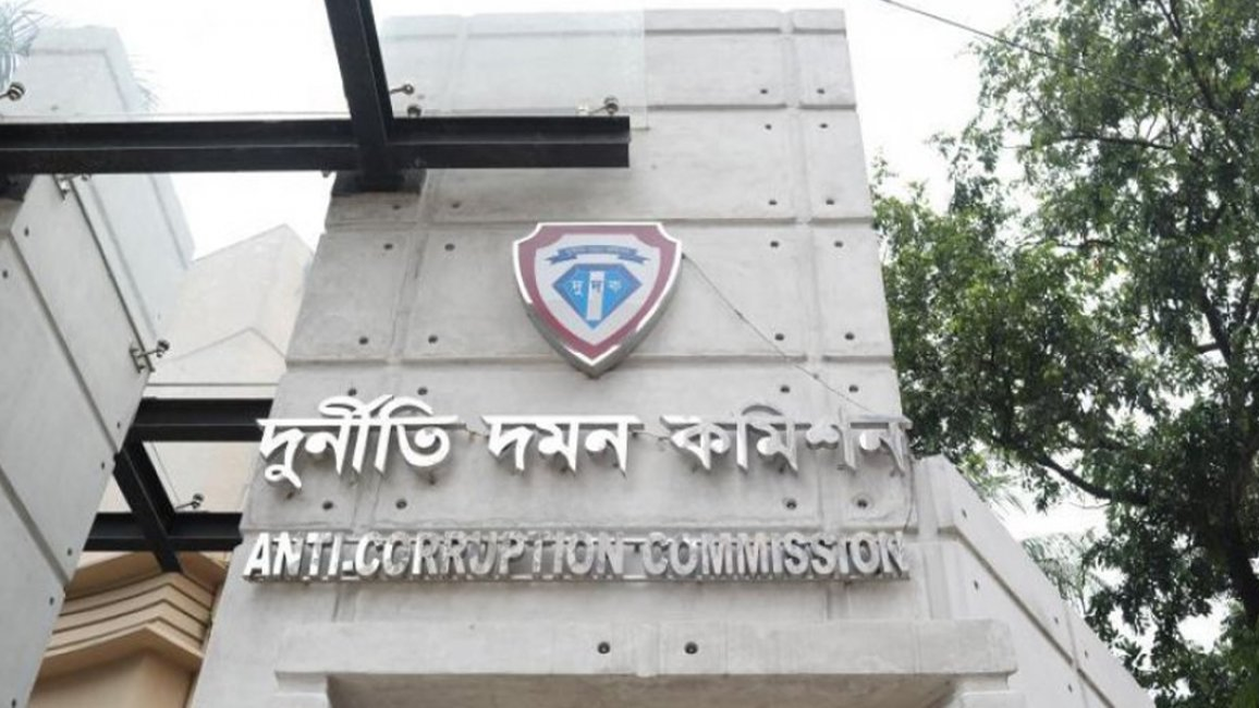 স্বাস্থ্য উপদেষ্টার দুই ব্যক্তিগত কর্মকর্তার দেশত্যাগে নিষেধাজ্ঞা