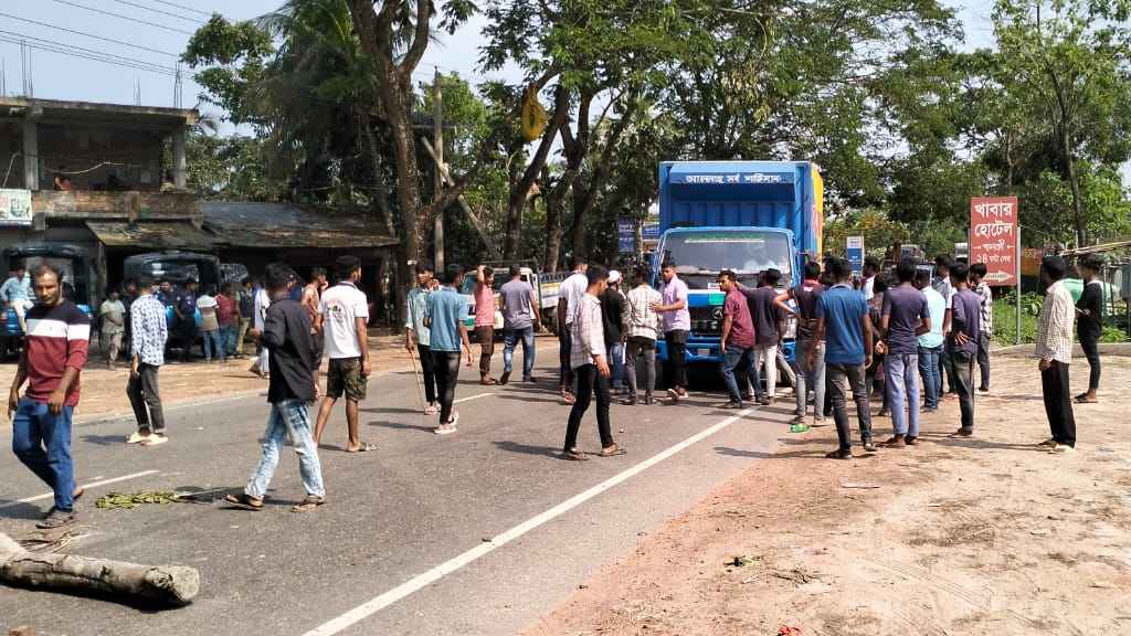 সড়কে বসে খিচুড়ি খাওয়ার সময় শ্রমিকদল কর্মী বাসচাপায় নিহত, মহাসড়ক অবরোধ