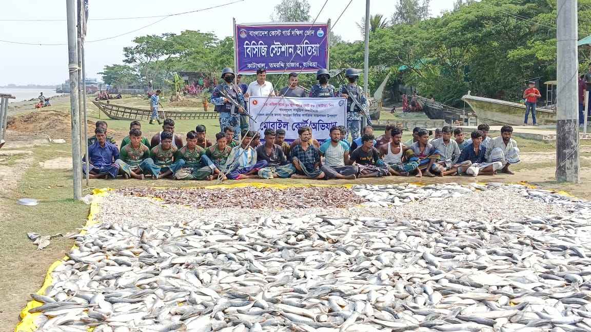 হাতিয়ায় ইলিশসহ দুই ট্রলারের ৩০ জেলেকে আটক করেছে কোস্ট গার্ড