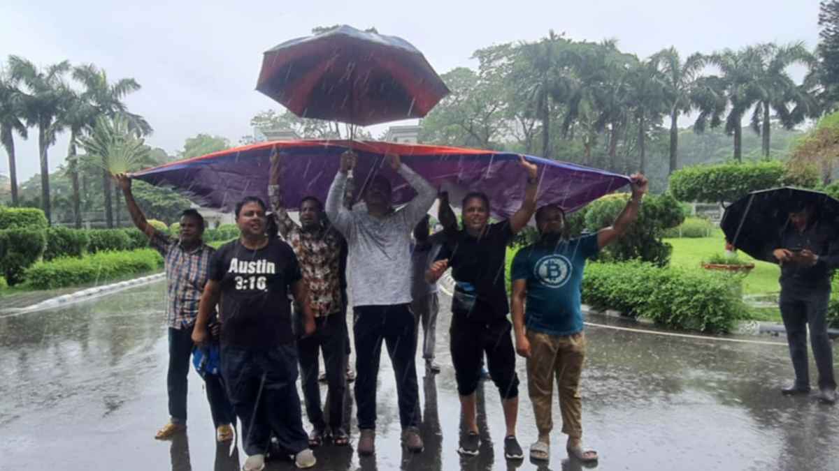 বৃষ্টি উপেক্ষা করে নগর ভবনের সামনে ইশরাক সমর্থকদের বিক্ষোভ