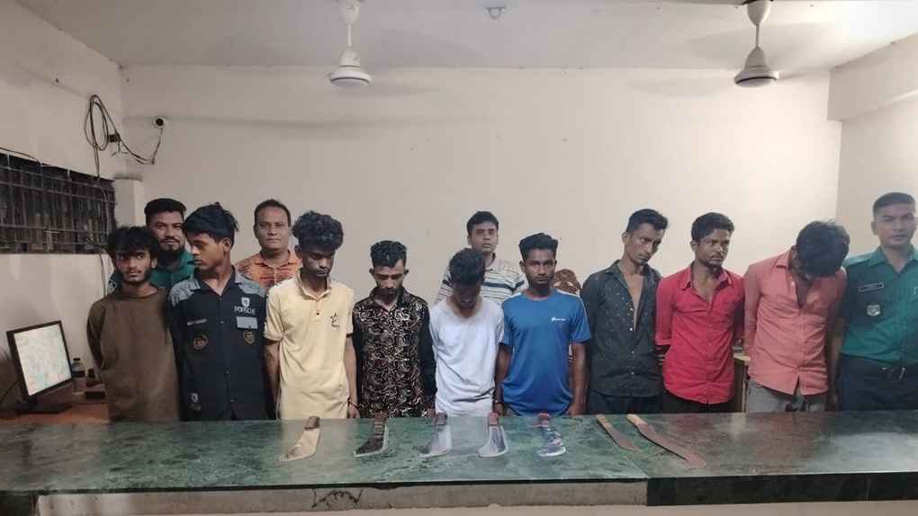 মোহাম্মদপুরে অস্ত্রসহ ‘লও ঠেলা’ গ্যাংয়ের ৯ জন গ্রেফতার