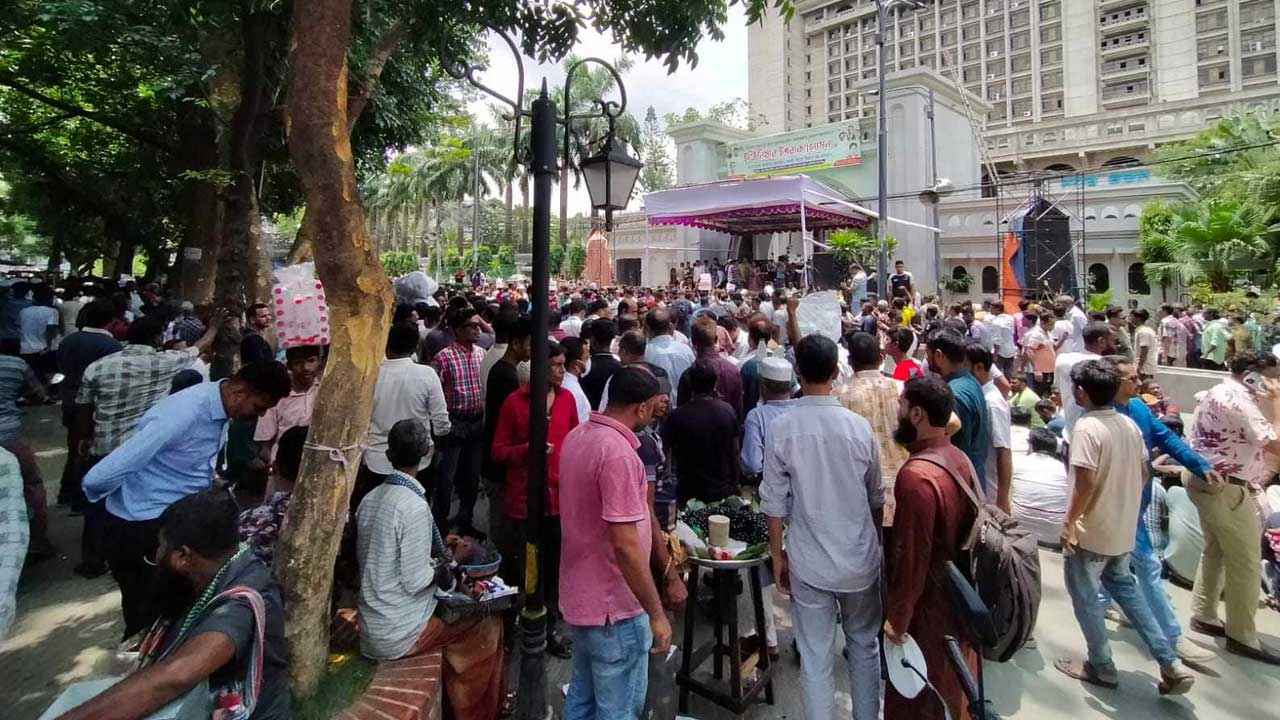 নগর ভবনে আজও ইশরাক অনুসারীদের বিক্ষোভ, যানজটে স্থবির চারপাশ