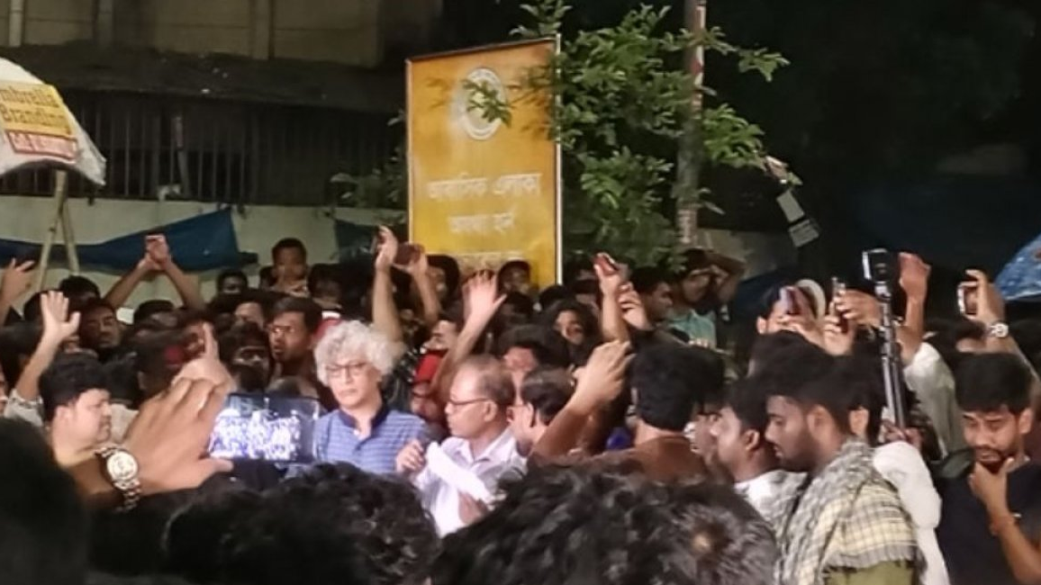 দাবি মেনে নেওয়ায় জবি শিক্ষার্থীদের আন্দোলন স্থগিত ঘোষণা