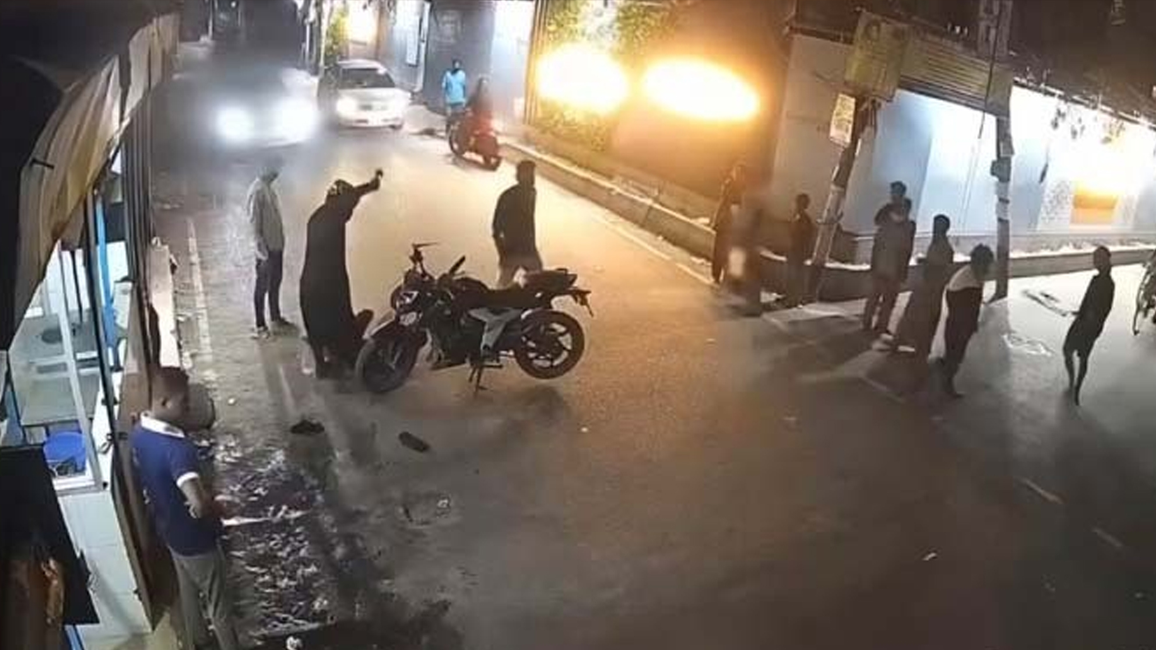 রাজধানীতে যুবককে প্রকাশ্যে কুপিয়ে জখম, ভিডিও ভাইরাল
