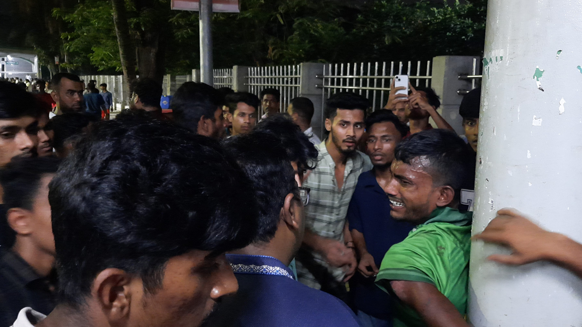 ঢাকা বিশ্ববিদ্যালয়ে ছেলেধরা সন্দেহে যুবককে গণপিটুনি