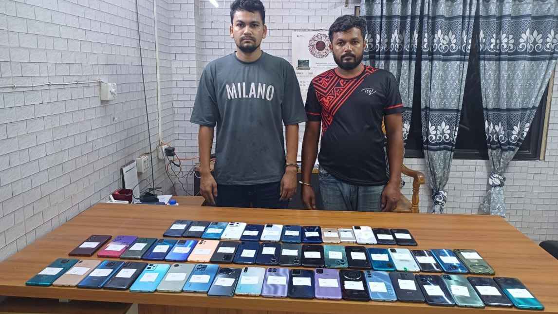 অর্ধশত চোরাই মোবাইল উদ্ধারসহ চক্রের দুই সদস্য গ্রেফতার