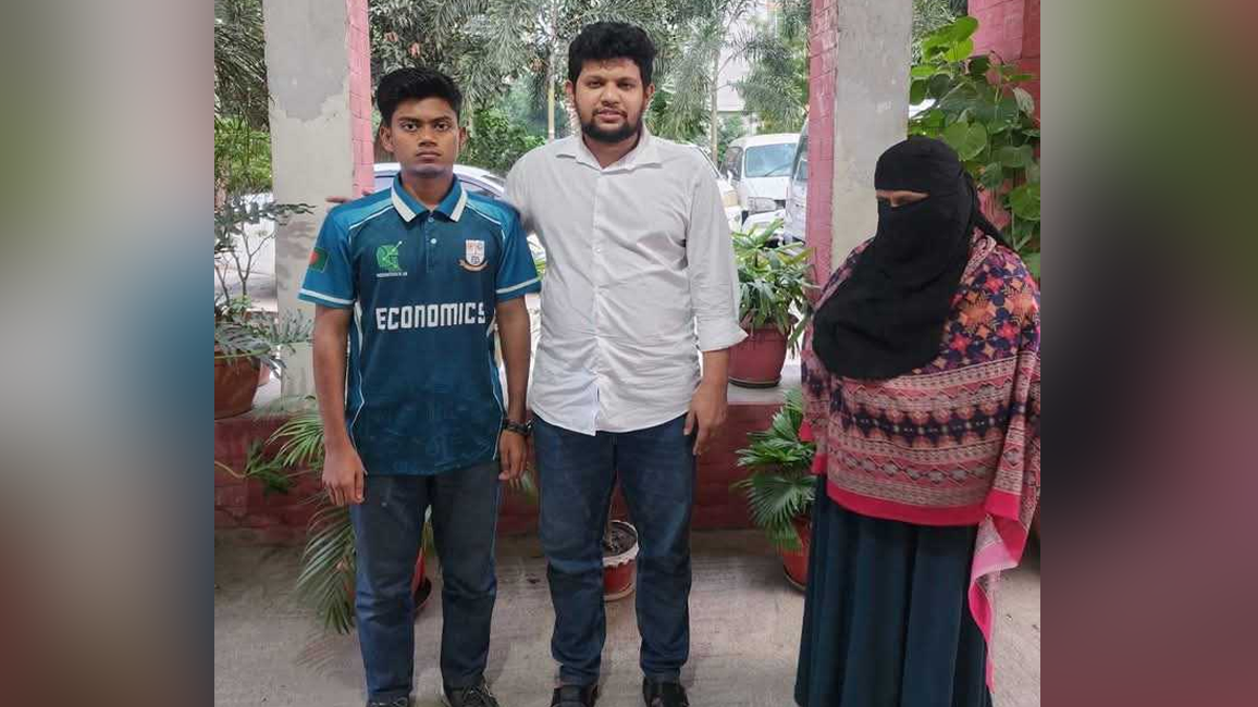 বোতল নিক্ষেপকারীর সঙ্গে কথা বললেন উপদেষ্টা মাহফুজ, দিলেন বাসায় দাওয়াত