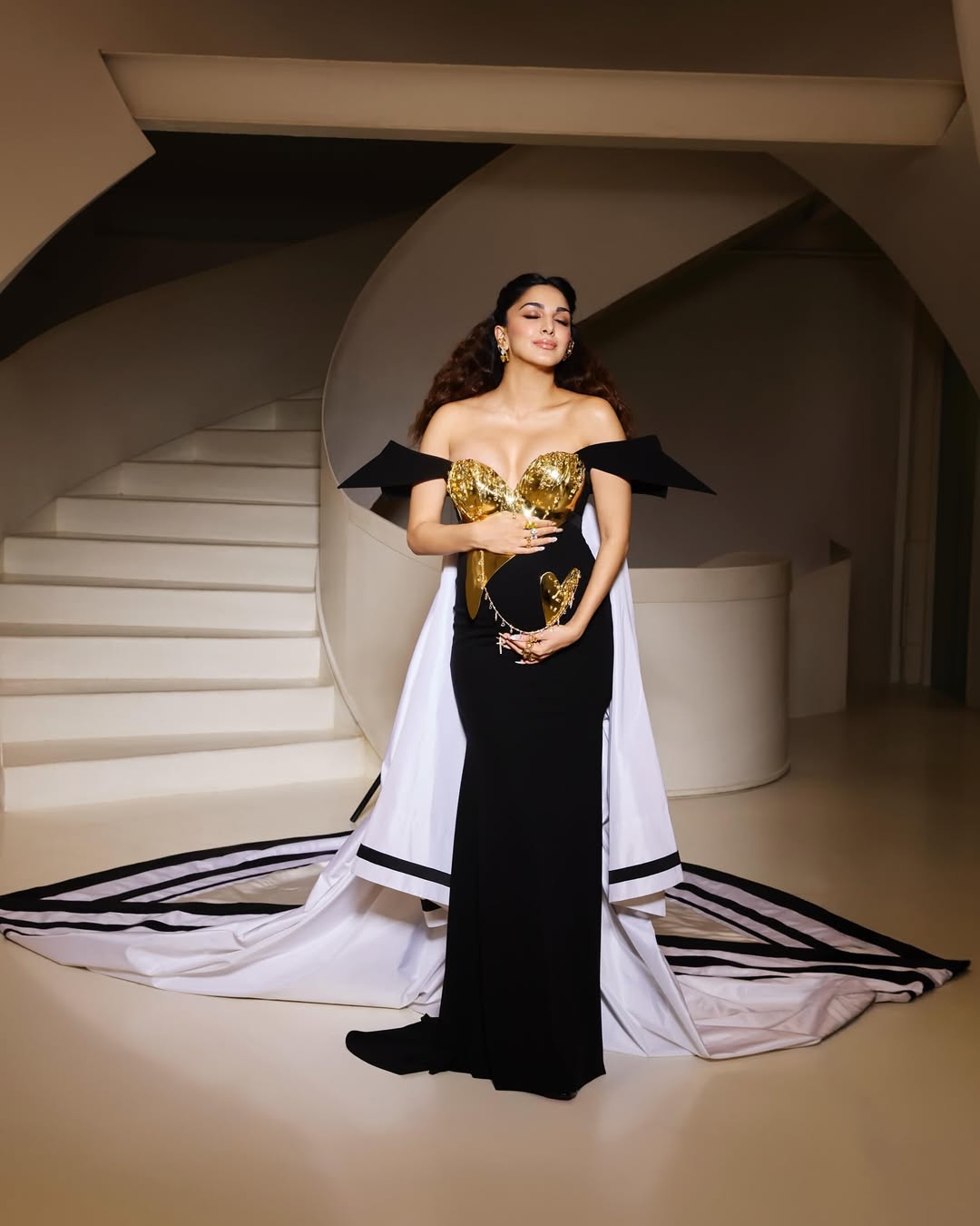 Mama’s_first_Monday_in_May__Wearing-__@gauravguptaofficialStyled_by-_@anaitashroffadajaniaAssisted_by-_@shreyaguptakediaHair_&_Makeup_-_@mehakoberoi_Shoes_-_@christianlouboutinNails-__@studionails_mumbai_Photog_(2)