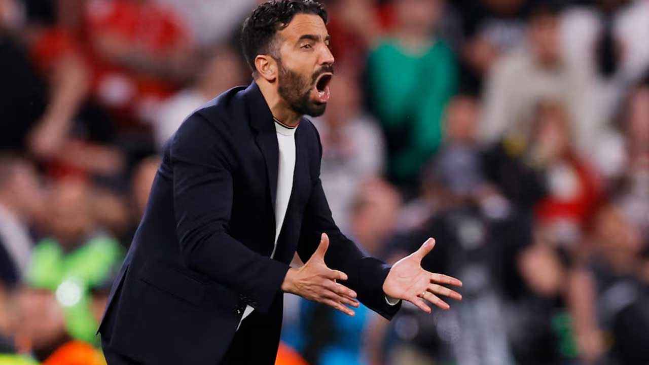 সমর্থকদের কাছে ক্ষমা চাইবেন ম্যানইউ কোচ