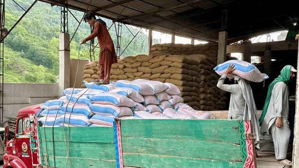 আজাদ কাশ্মীরে আটার মজুত বাড়াচ্ছে পাকিস্তান