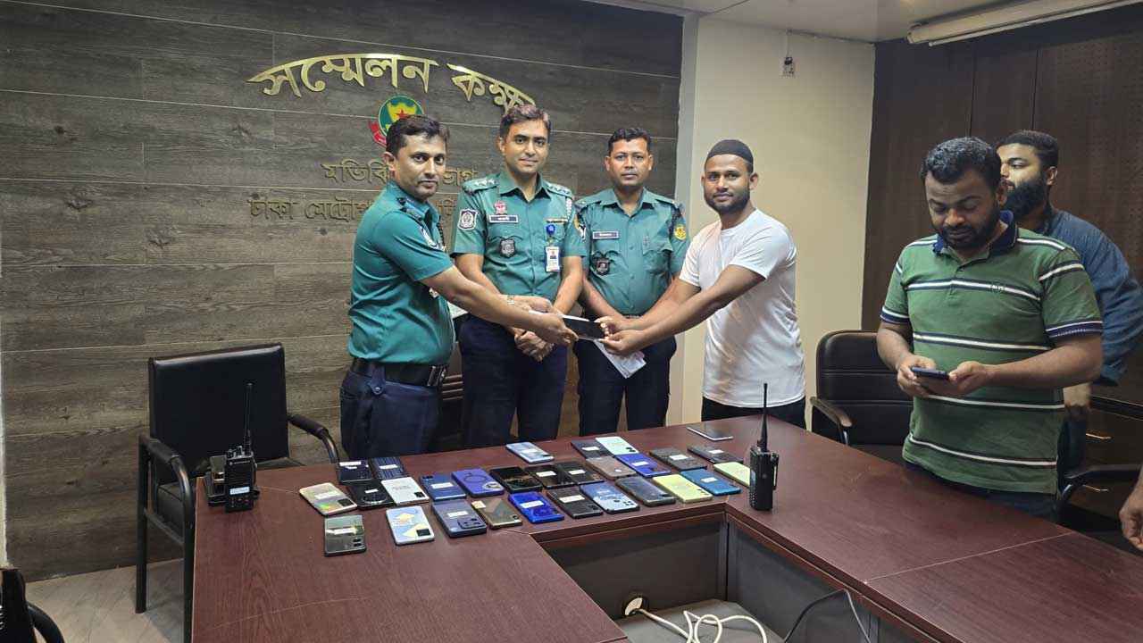 ৩৯টি মোবাইল ফোন উদ্ধার, ফিরে পেয়ে খুশি মালিকরা