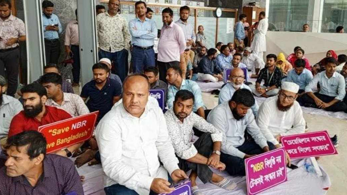 ৪ দফা দাবিতে আজও পূর্ণাঙ্গ কর্মবিরতি চলছে এনবিআরে