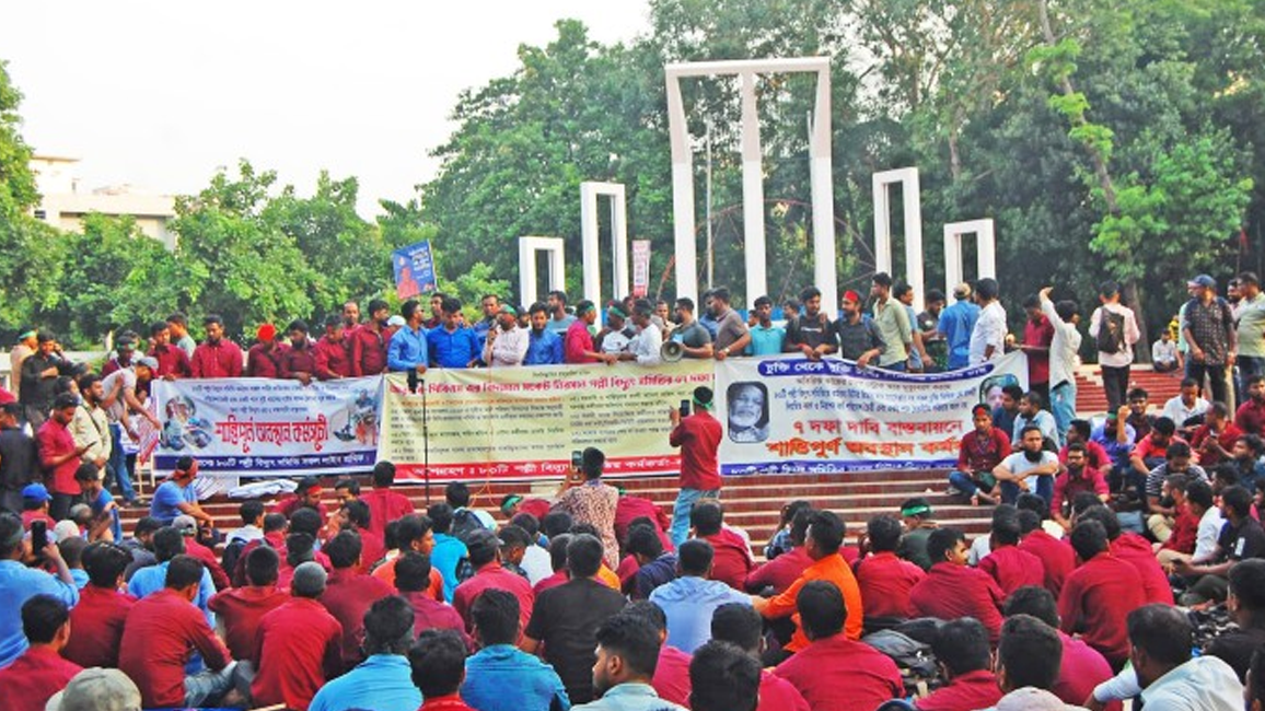 টানা তিন দিন অবস্থান কর্মসূচিতে পল্লী বিদ্যুৎ কর্মচারীরা