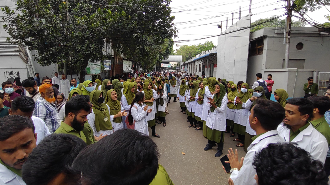৫ দিন ধরে শিক্ষক নিয়োগসহ ৪ দাবিতে নার্সিং কলেজগুলোতে শাটডাউন