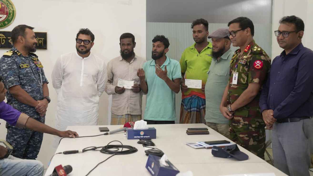 ক্ষতিগ্রস্ত তিন রিকশাচালককে দেড় লাখ টাকা অনুদান, পাবেন চাকরিও