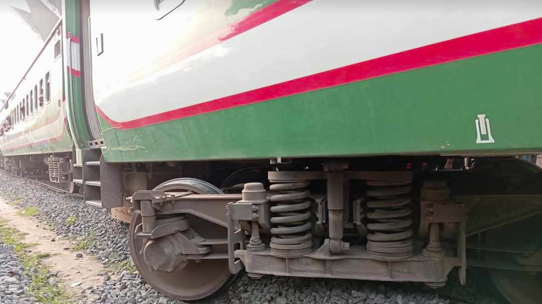 রাজশাহীতে ট্রেন লাইনচ্যুত 