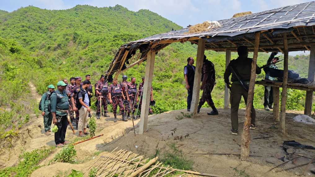 কক্সবাজারে যৌথবাহিনীর অভিযান: অস্ত্র ও মাদক উদ্ধার