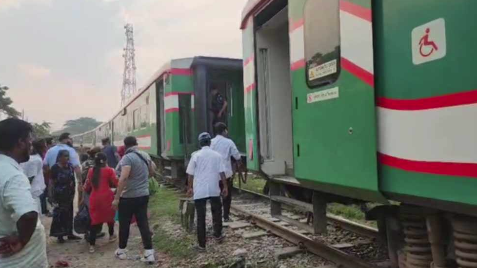 ব্রাহ্মণবাড়িয়ায় লাইনচ্যুত দু’টি ট্রেনের বগি উদ্ধার, ট্রেন চলাচল স্বাভা