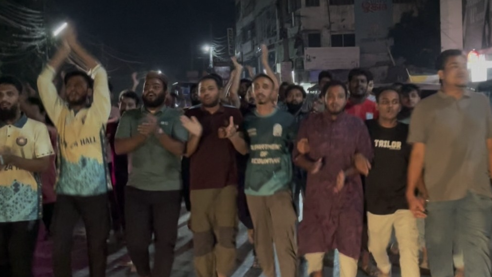 আ.লীগ নিষিদ্ধের খবরে পাবনায় আনন্দ মিছিল  