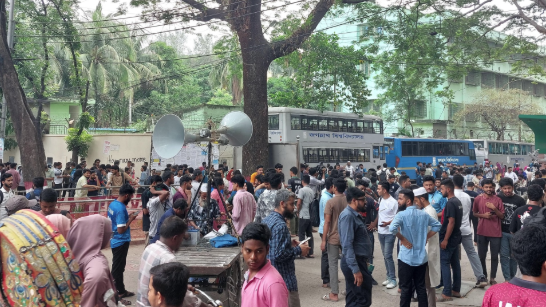 লং মার্চের জন্য ক্যাম্পাসে সমবেত হচ্ছেন জবি শিক্ষার্থীরা