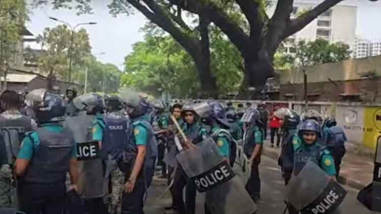 জবি শিক্ষার্থীদের যমুনা অভিমুখে লং মার্চ, পুলিশের লাঠিচার্জ-টিয়ারশেল