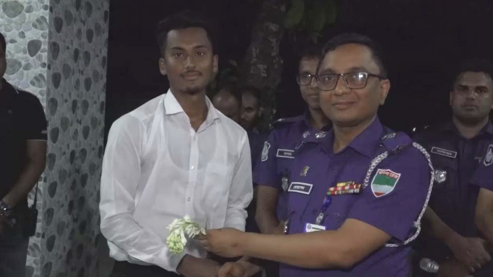 ঝিনাইদহে মাত্র ১২০ টাকায় পুলিশে চাকরি পেলেন ২৫ জন